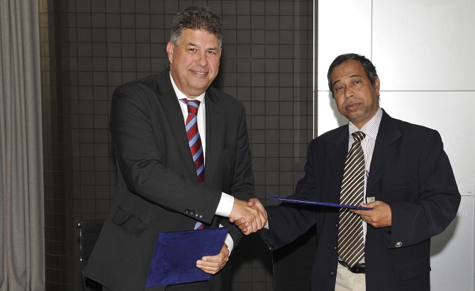 NLR CFO Leo Esselman and the Director of CEGIS Mr Waji Ullah just signed the MoU