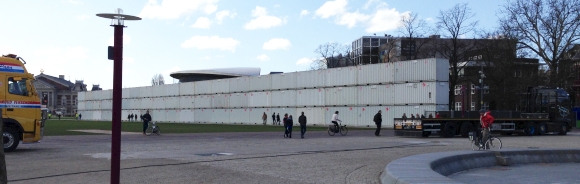 De containermuur op het Museumplein